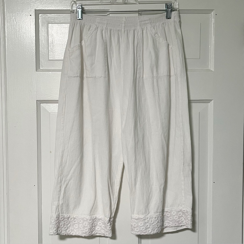 Giocam White cotton wide leg Cropped Pants with Lace Hem and elastic waist